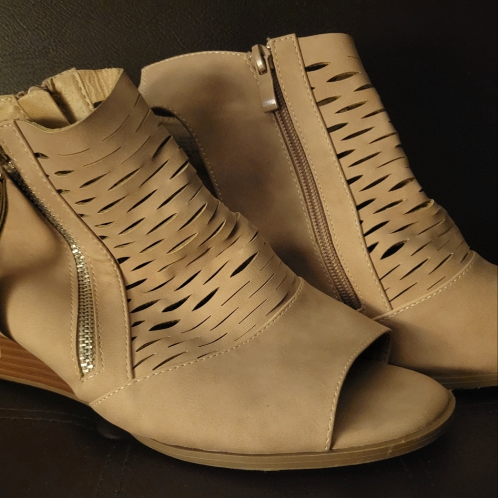 Perforated Wedge 'Shootie'